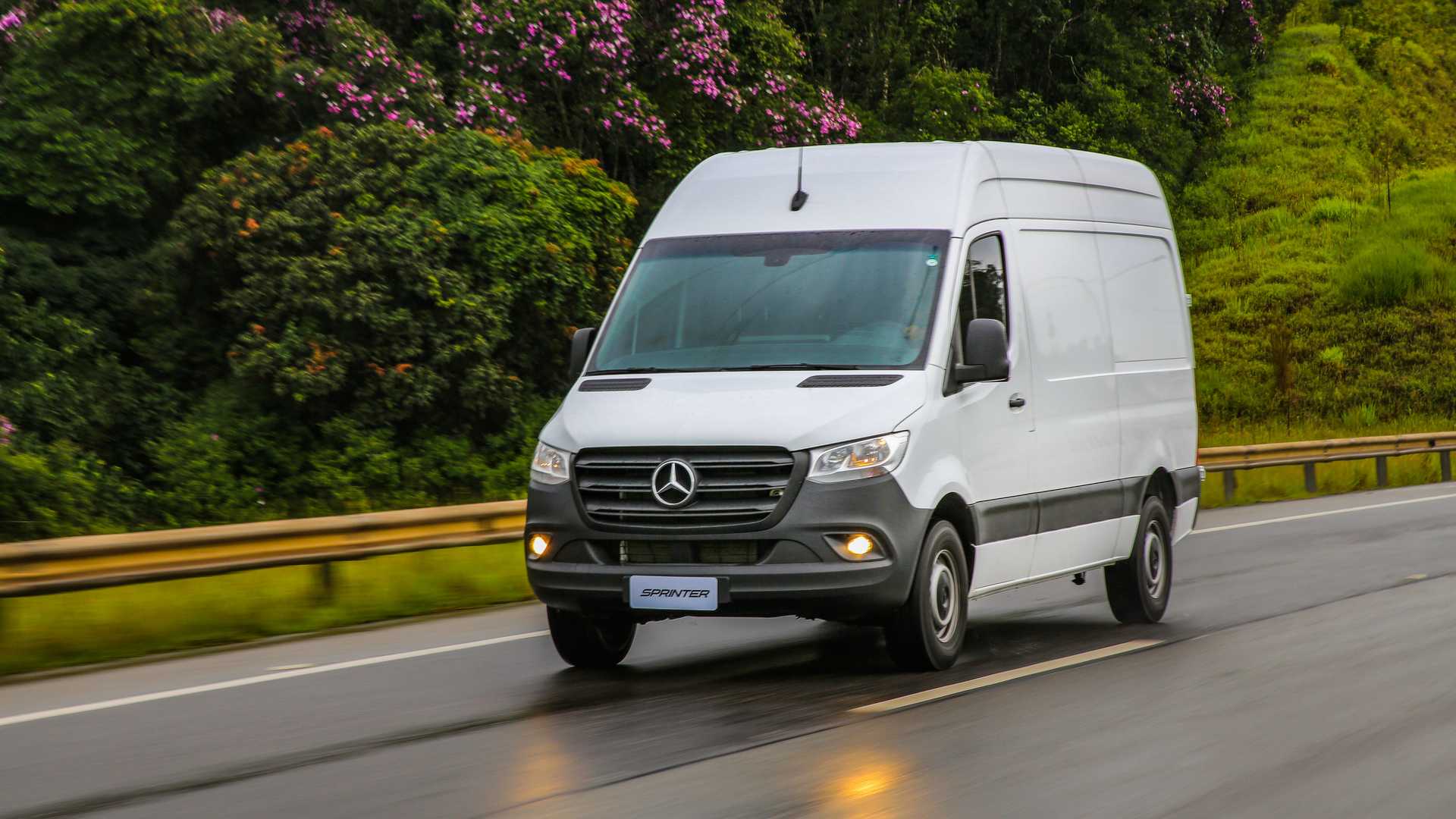 Imagem do post Sprinter 417 2023: o gigante versátil da Mercedes!